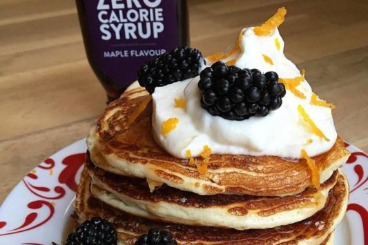 Protein-Pancakes mit Orange & Brombeer