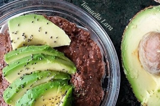 Protein-Porridge mit Avocado und Kakao