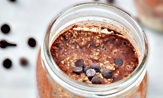 Proteinreiche Overnight Oats mit Schokolade und Kaffee