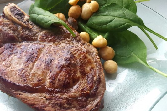 Steak mit Baby-Blattspinat