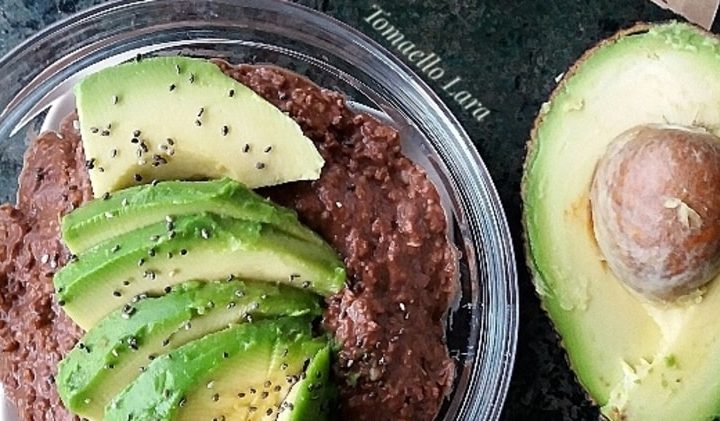 Cold protein porridge with avocado and cocoa