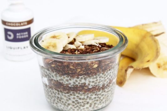 Proteinreicher Schokoladen-Chia Pudding