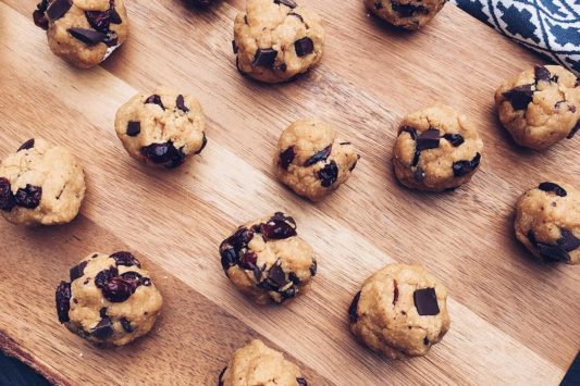 Erdnussbutter Cranberry Bliss Balls