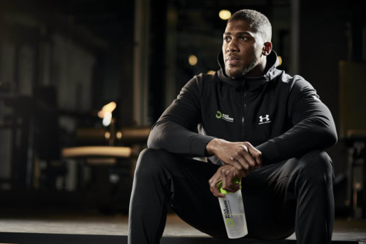 Om Anthony Joshua sidder med Bulk Powder proteinshake