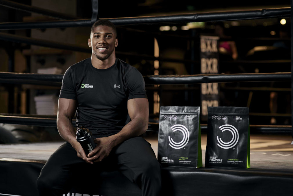 Anthony Joshua, verdensmester i sværvægtsboksning og Bulk Powders atlet, sidder med Bulk Powders produkter