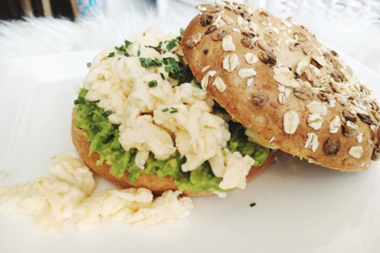 Proteïnebagels met ei en avocado