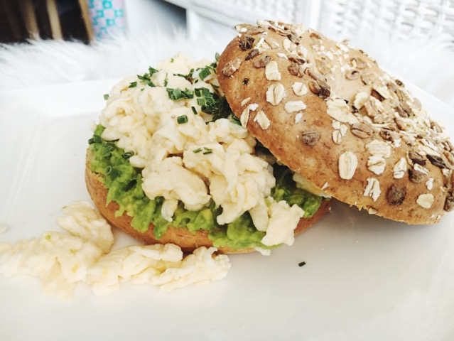 Proteïnebagels met ei en avocado