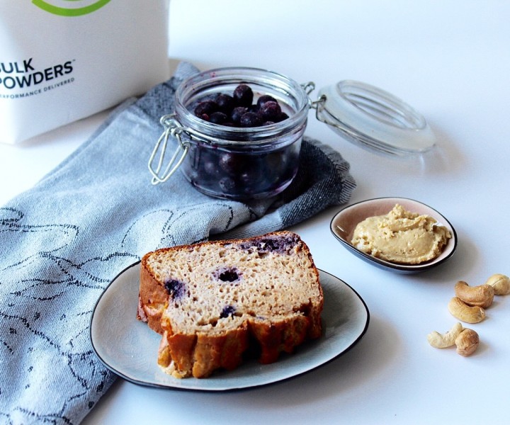 Eiwitrijke cake met blauwe bessen - Bulk Powders
