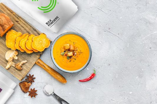 Maaltijdsoep met boerenkool zoete aardappel en kerrie - bulk powders