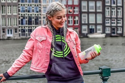 Nathalie met shaker amsterdam bulk powders