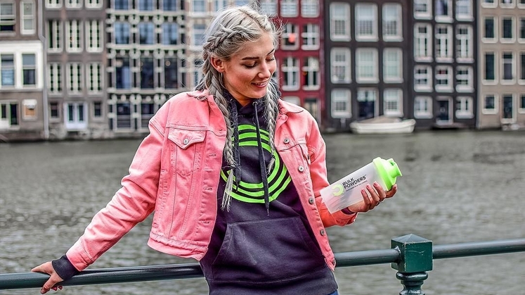 Nathalie met shaker amsterdam bulk powders