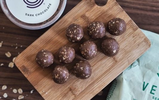 receita simples bolas de chocolate e amendoa