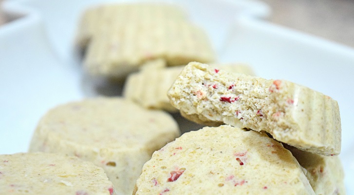 Bakeless White Chocolate Strawberry Biscuits